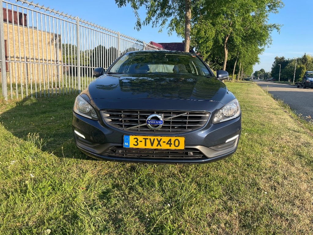 Volvo V60 D4 Met APK- Automaat- plus Velgen met winterbanden, 1800 kg, Blauw, Origineel Nederlands, Diesel
