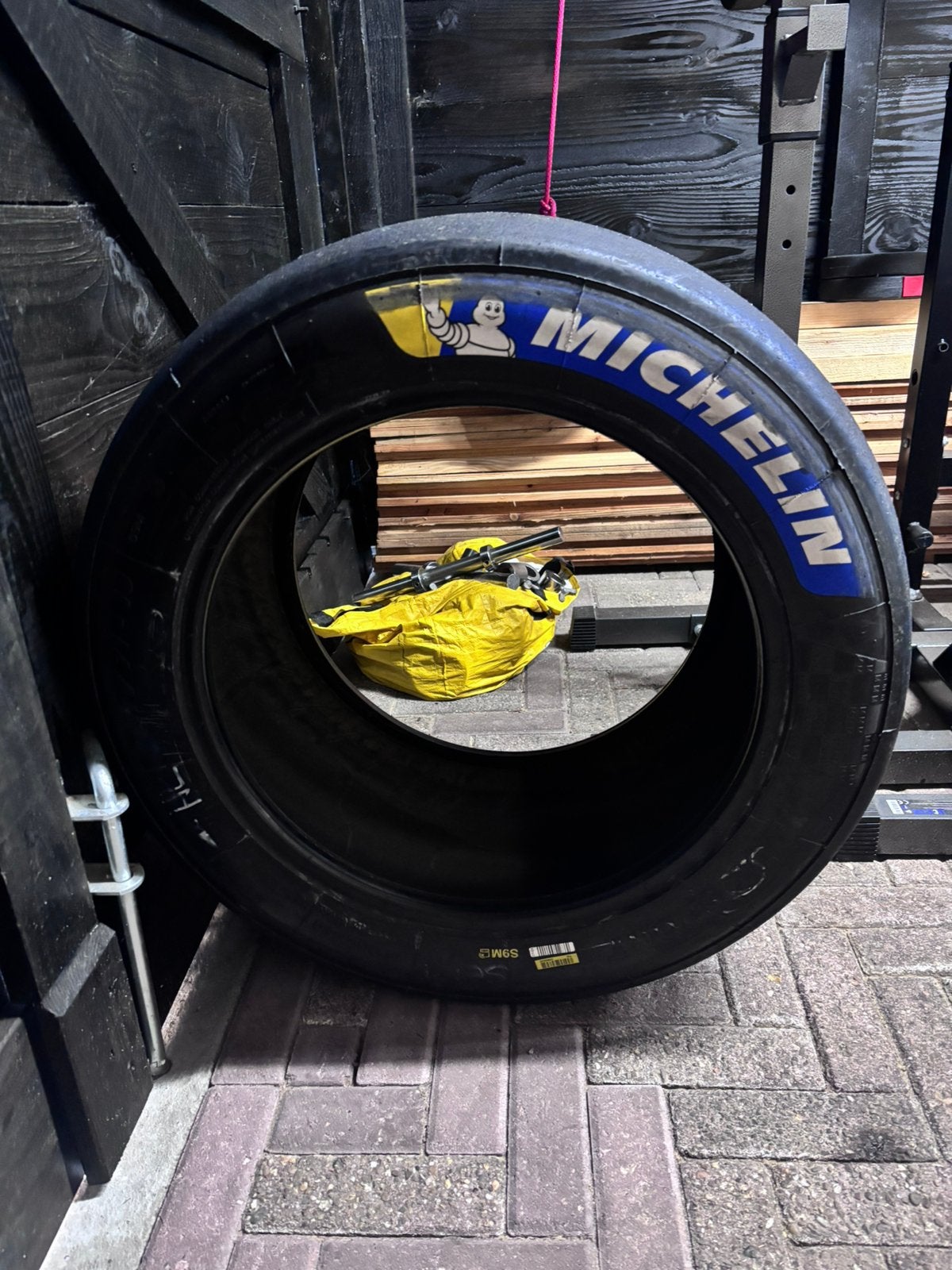 Michelin raceband slick mooi voor decoratie, Ophalen, Zo goed als nieuw