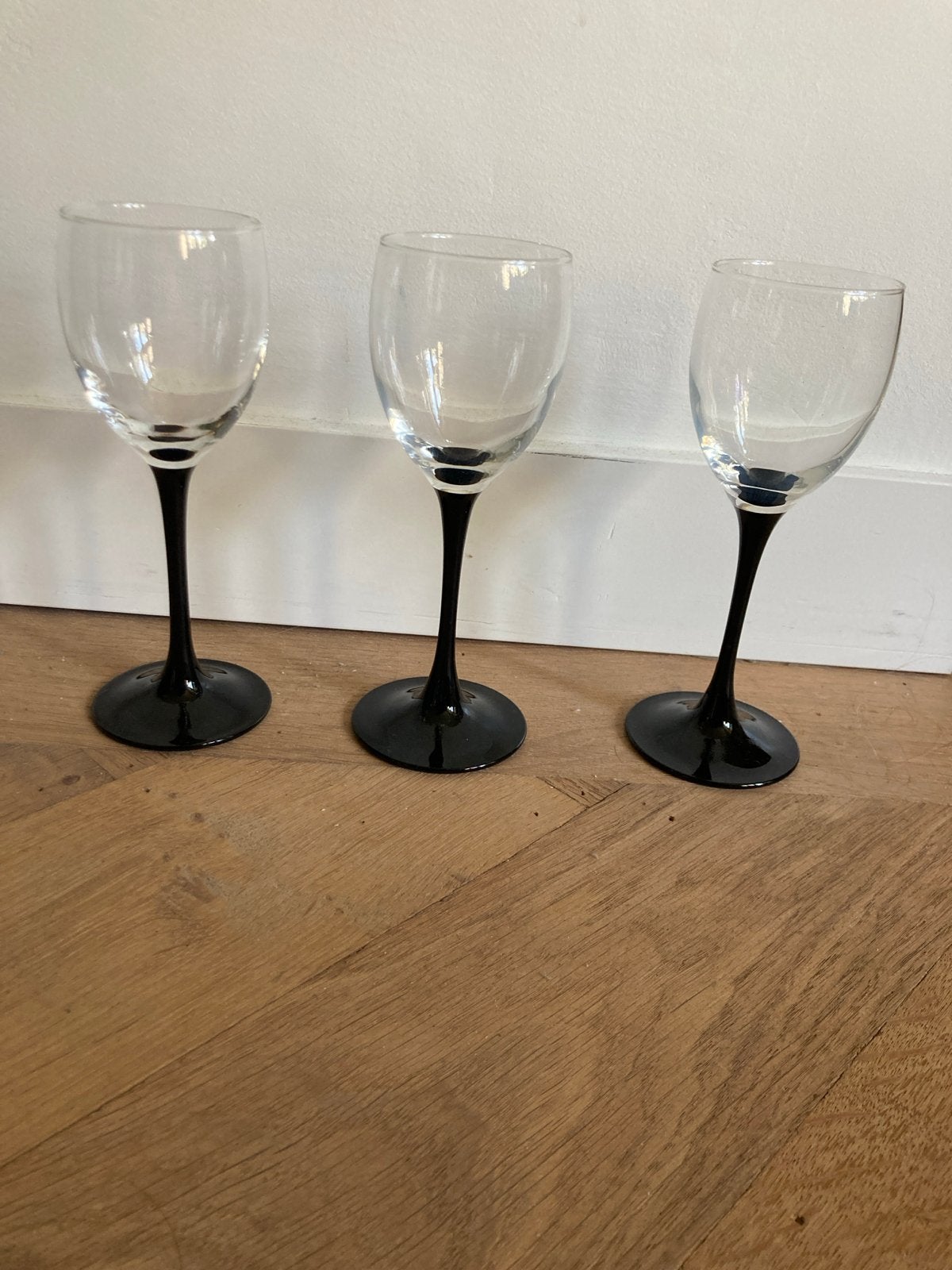 Set van 3 Luminarc wijnglazen met zwarte voet, Glas of Glazen, Gebruikt, Overige merken, Ophalen of Verzenden