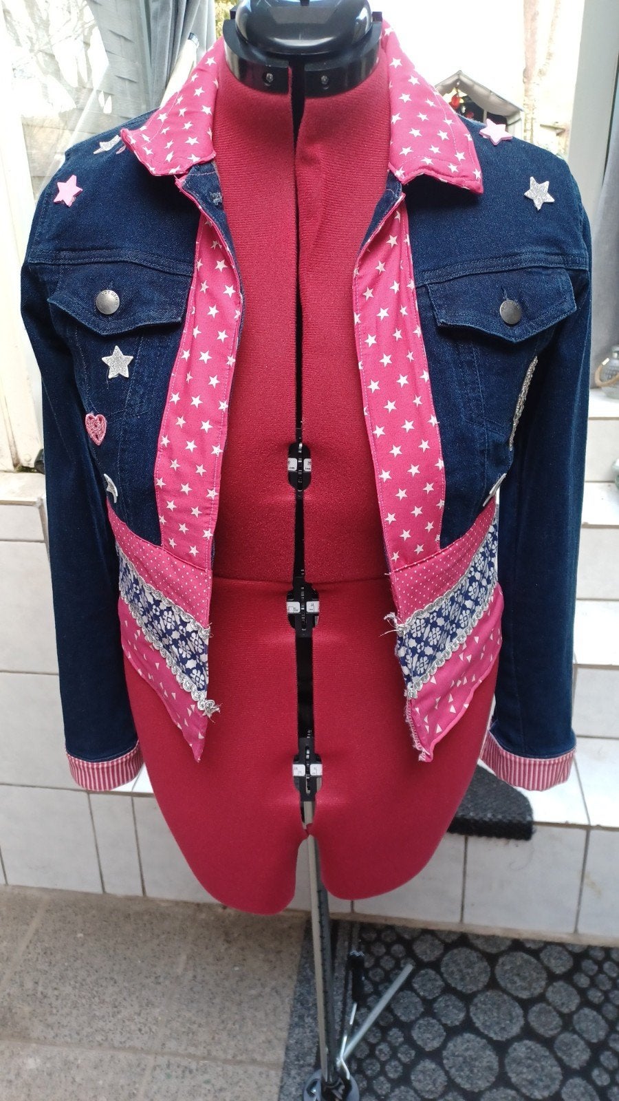 Unieke roze/blauwe outfit met sterren en ruches, Kleding | Dames, Maat 38/40 (M), Carnaval, Ophalen of Verzenden, Zo goed als nieuw