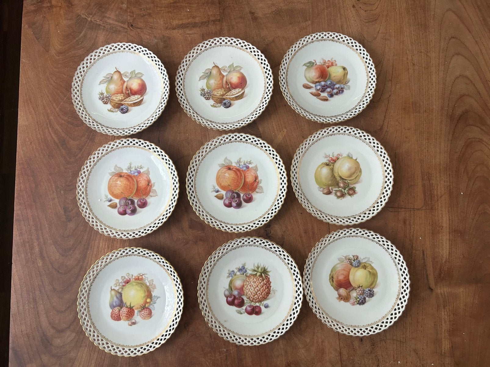 Set van 9 Antieke Porseleinen Fruitborden met Goudrand, Ophalen