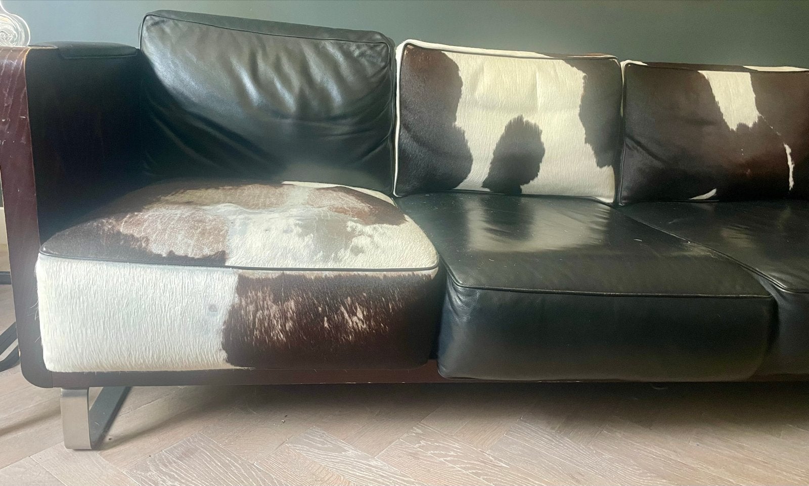 Leren hoekbank met koeienhuid accenten, Huis en Inrichting, Ophalen, 250 tot 300 cm, Gebruikt, 100 tot 125 cm