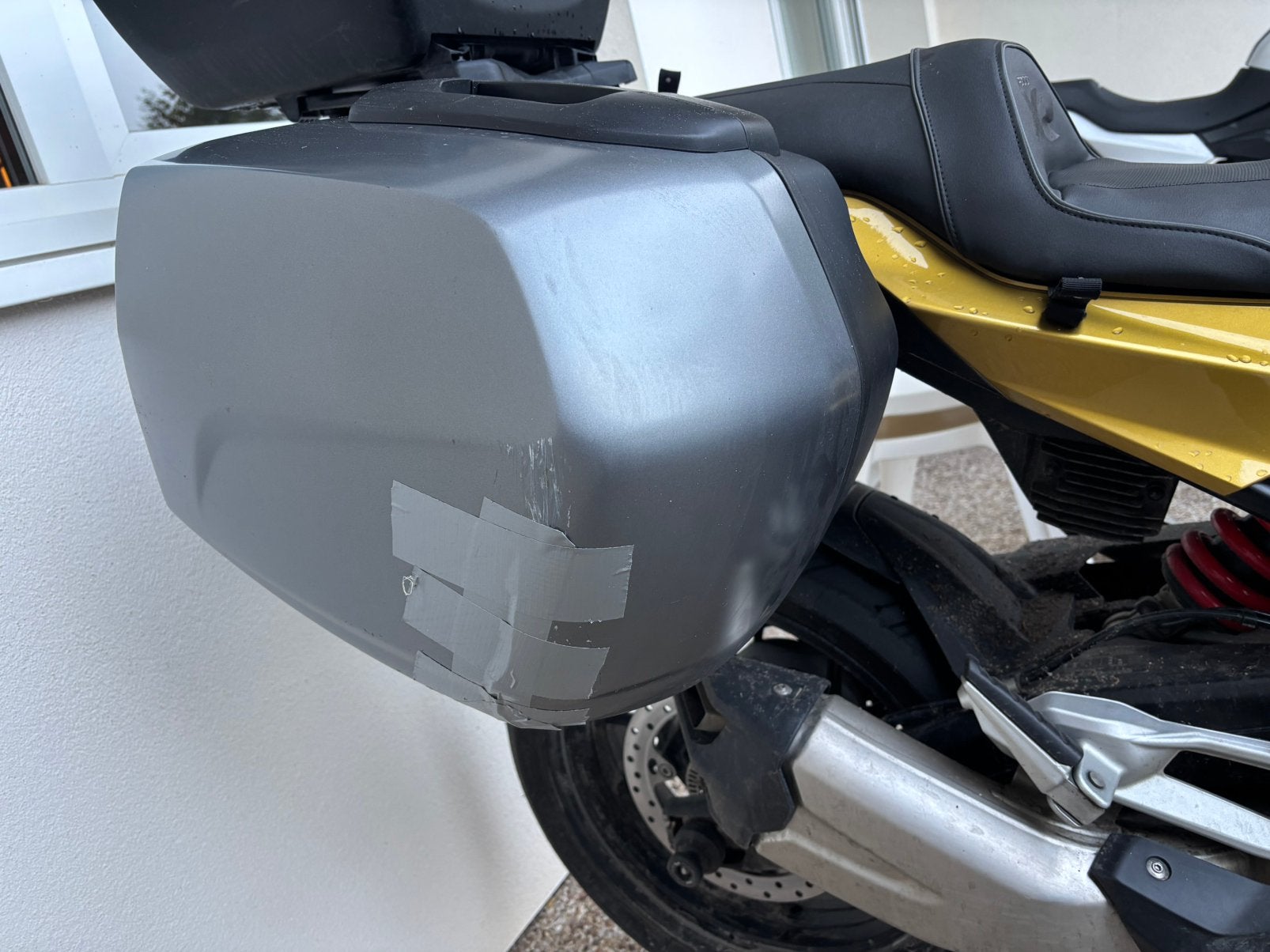 Gezocht kofferdeksel voor BMW F900XR, Motoren, Ophalen of Verzenden