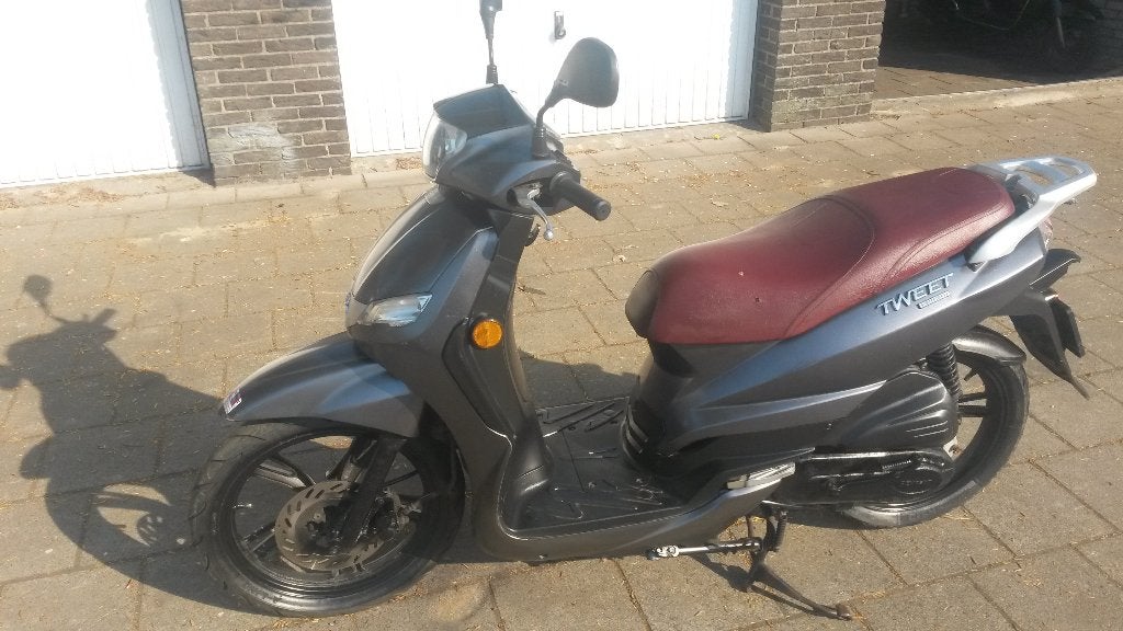 peugeot tweet 2011, geel kenteken, Fietsen en Brommers, Scooters | Peugeot, Gebruikt, Overige modellen, Ophalen of Verzenden, Benzine