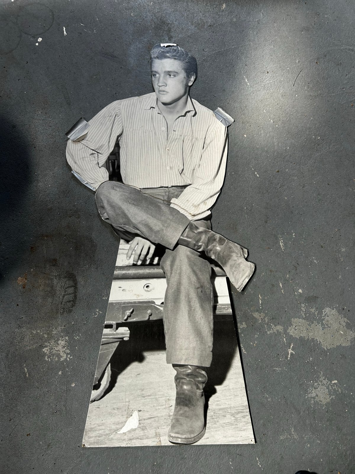 Elvis Presley Kartonnen Beeld - Zwart-wit Foto, Verzamelen, Ophalen of Verzenden, Gebruikt, Pop, Beeldje of Miniatuur