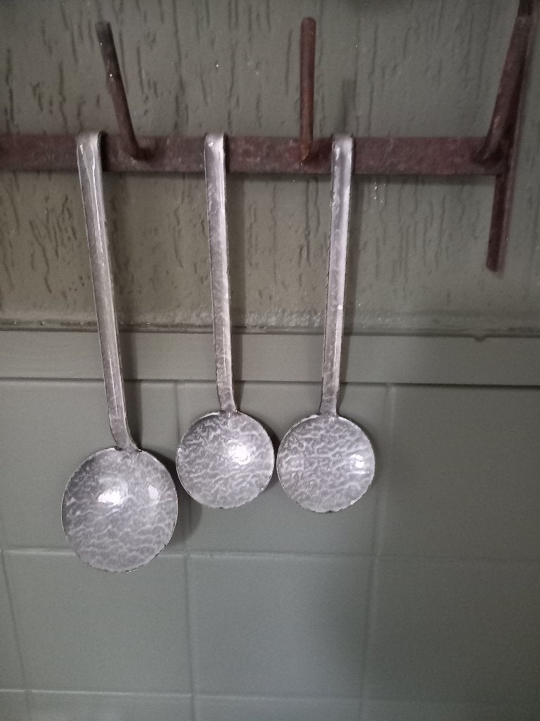 3 Brocante Grijs Gewolkte Lepels / Opscheplepels Emaille, Ophalen of Verzenden
