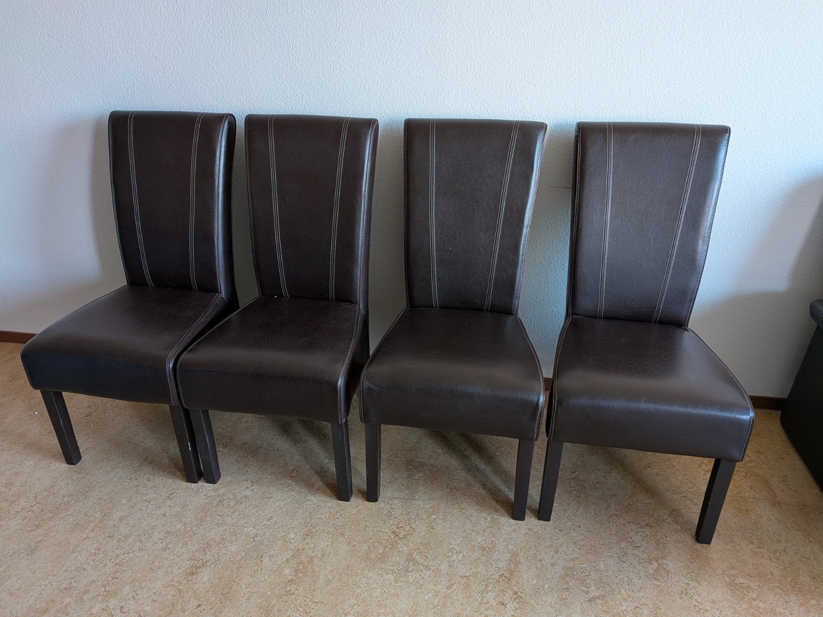4 donkerbruine lederen eetkamerstoelen
In zeer nette staat., Huis en Inrichting, Stoelen, Ophalen, Zo goed als nieuw, Bruin, Leer