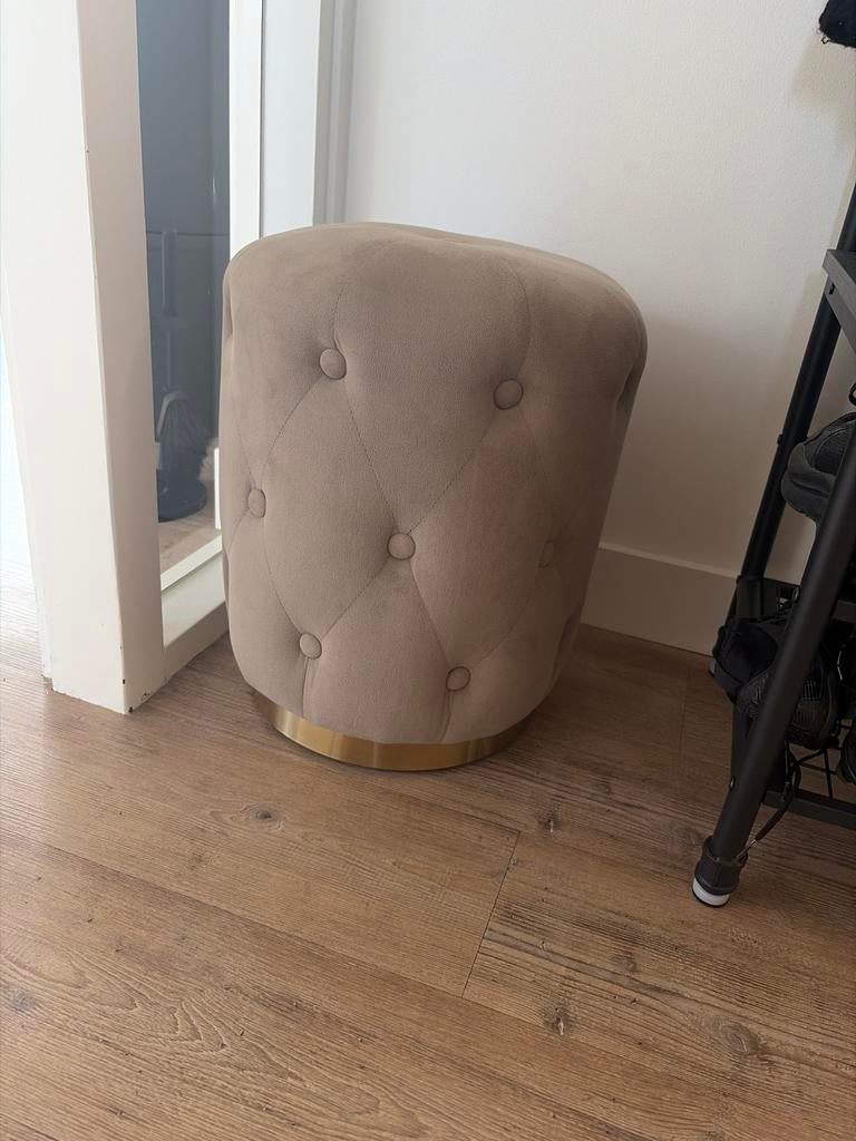 Stijlvolle beige poef met gouden accent, Minder dan 50 cm, Rond, Ophalen of Verzenden, Zo goed als nieuw