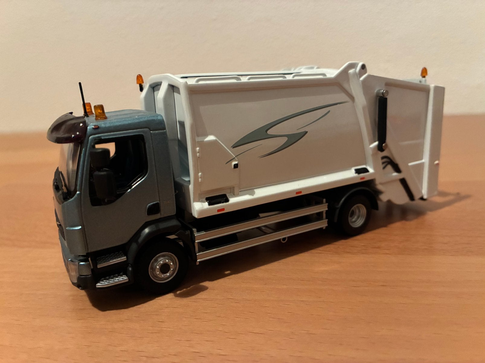 Motorart Volvo FL6 vuilniswagen schaal 1:50, Hobby en Vrije tijd, Ophalen of Verzenden, Zo goed als nieuw, Bus of Vrachtwagen