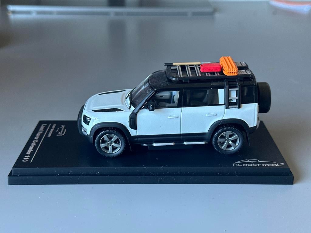 Land Rover Defender 110 - 1:43 - wit - Almost Real, Hobby en Vrije tijd, Modelauto's | 1:43, Ophalen of Verzenden, Zo goed als nieuw