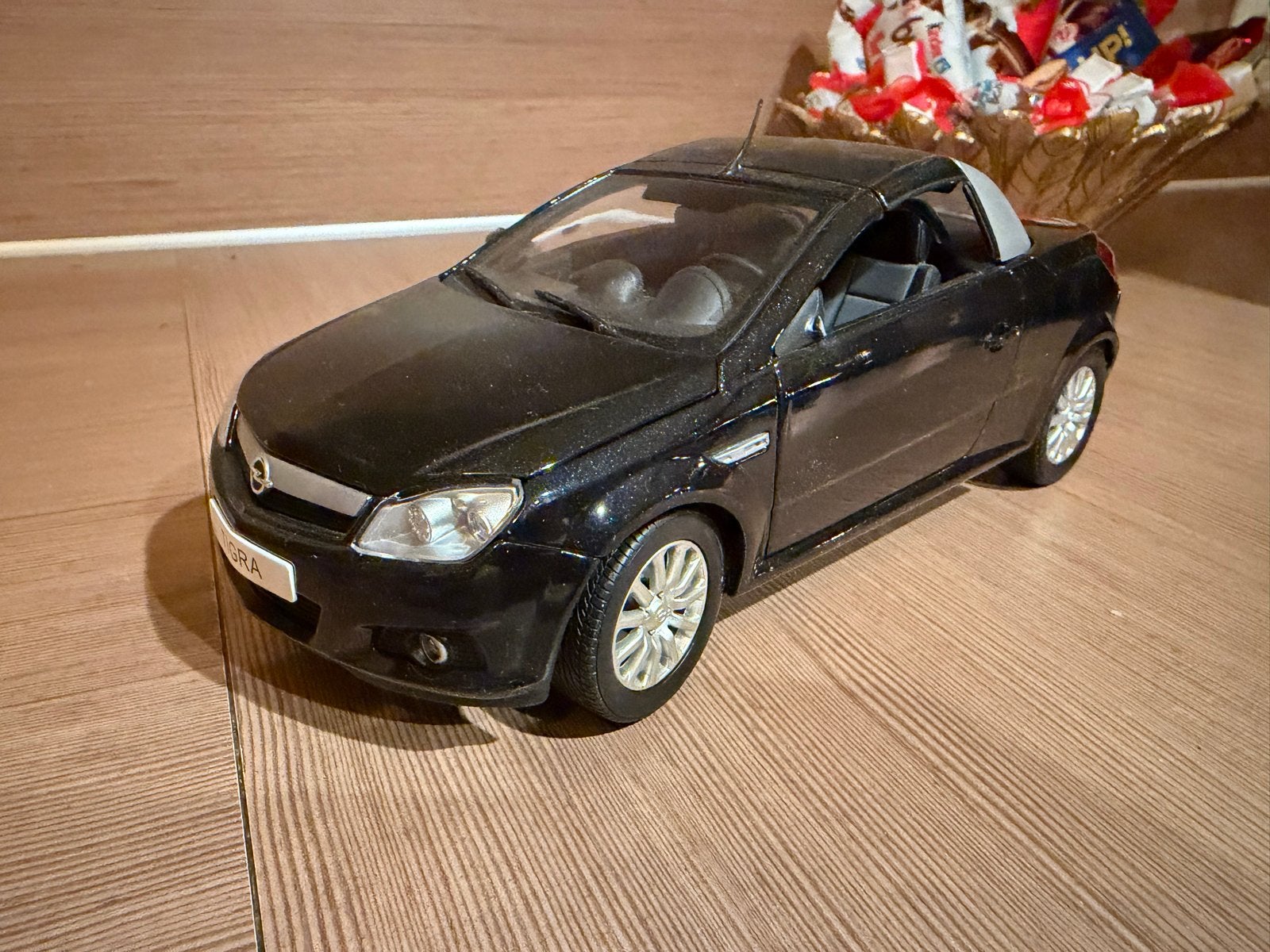 Opel Tigra Twintop schaal 1:18 met beweegbaar dak, Hobby en Vrije tijd, Ophalen of Verzenden, Gebruikt, Auto, Overige merken