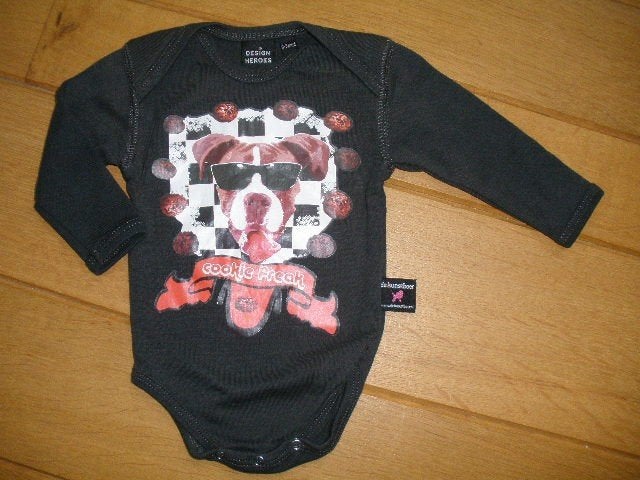 DESIGN HEROES romper donker grijs maat 50/56 - nieuw -, Nacht- of Onderkleding, Nieuw, Ophalen of Verzenden, Design Heroes
