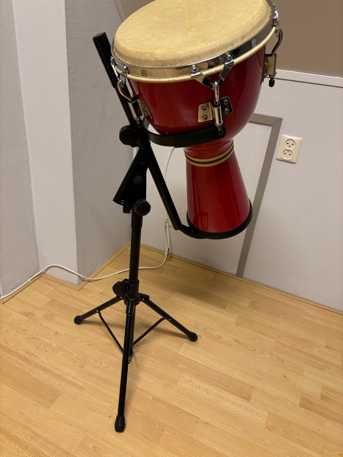 Mooie djembe met verstelbare standaard, Muziek en Instrumenten, Ophalen, Zo goed als nieuw, Trommel
