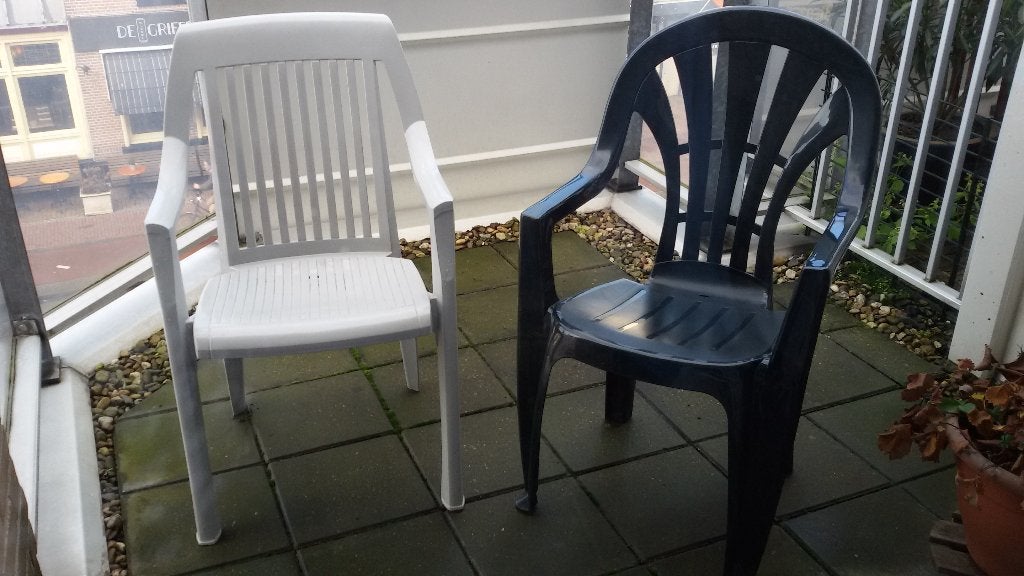grijze buitenstoel € 5.00, Tuin en Terras, Ophalen, Gebruikt, Kunststof, Stapelbaar