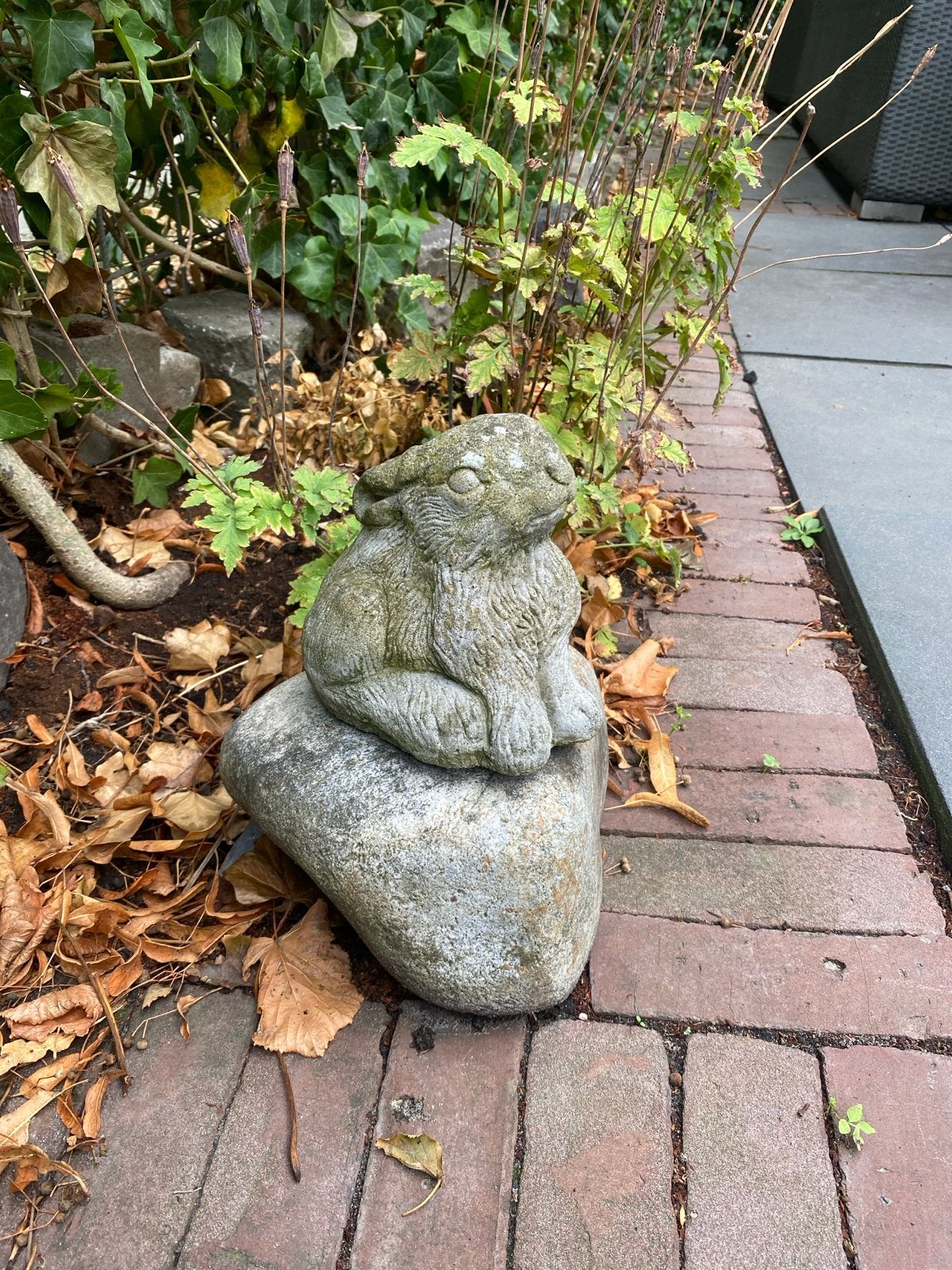 Schattig konijnenbeeldje voor in de tuin of op het balkon, Tuin en Terras, Tuinbeelden, Ophalen of Verzenden, Gebruikt, Steen