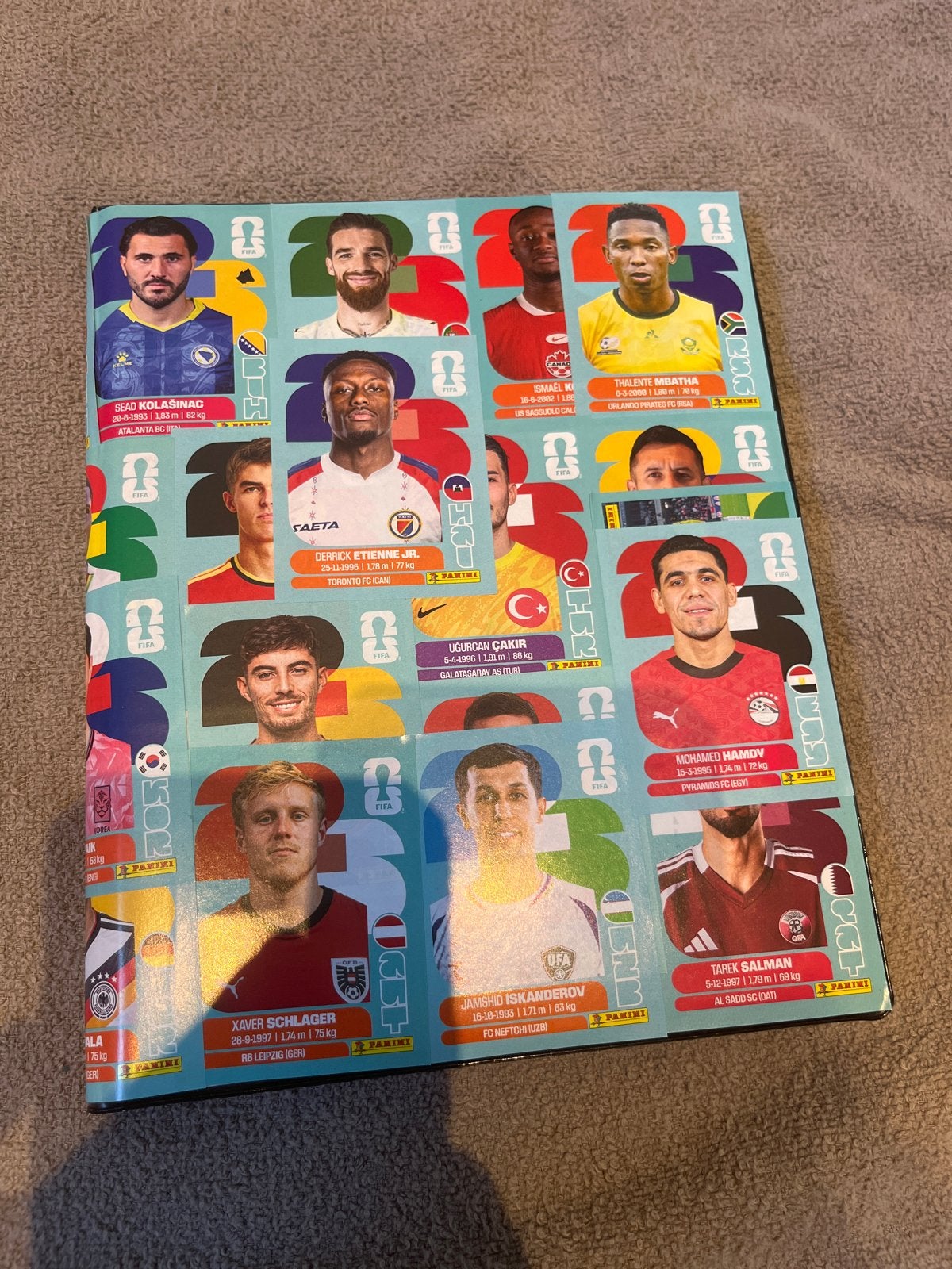 Voetbalplaatjes verzamelmap met diverse kaarten, Verzamelen, Ophalen of Verzenden, Gebruikt, Overige sporten, Spelerskaart