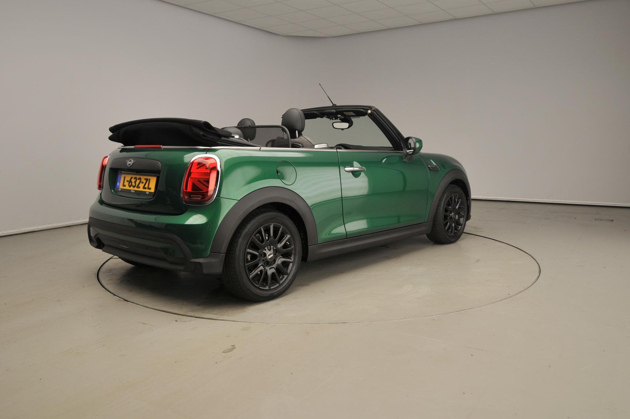 MINI Cabrio One | LED | Navigatie | Windscherm | Sportstoele, Voorwielaandrijving, Stof, Gebruikt, 4 stoelen