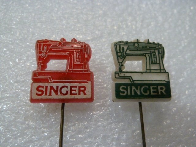 Vintage Singer Naaimachine Speldjes (2 stuks), Verzamelen, Ophalen of Verzenden, Gebruikt, Merk, Speldje of Pin