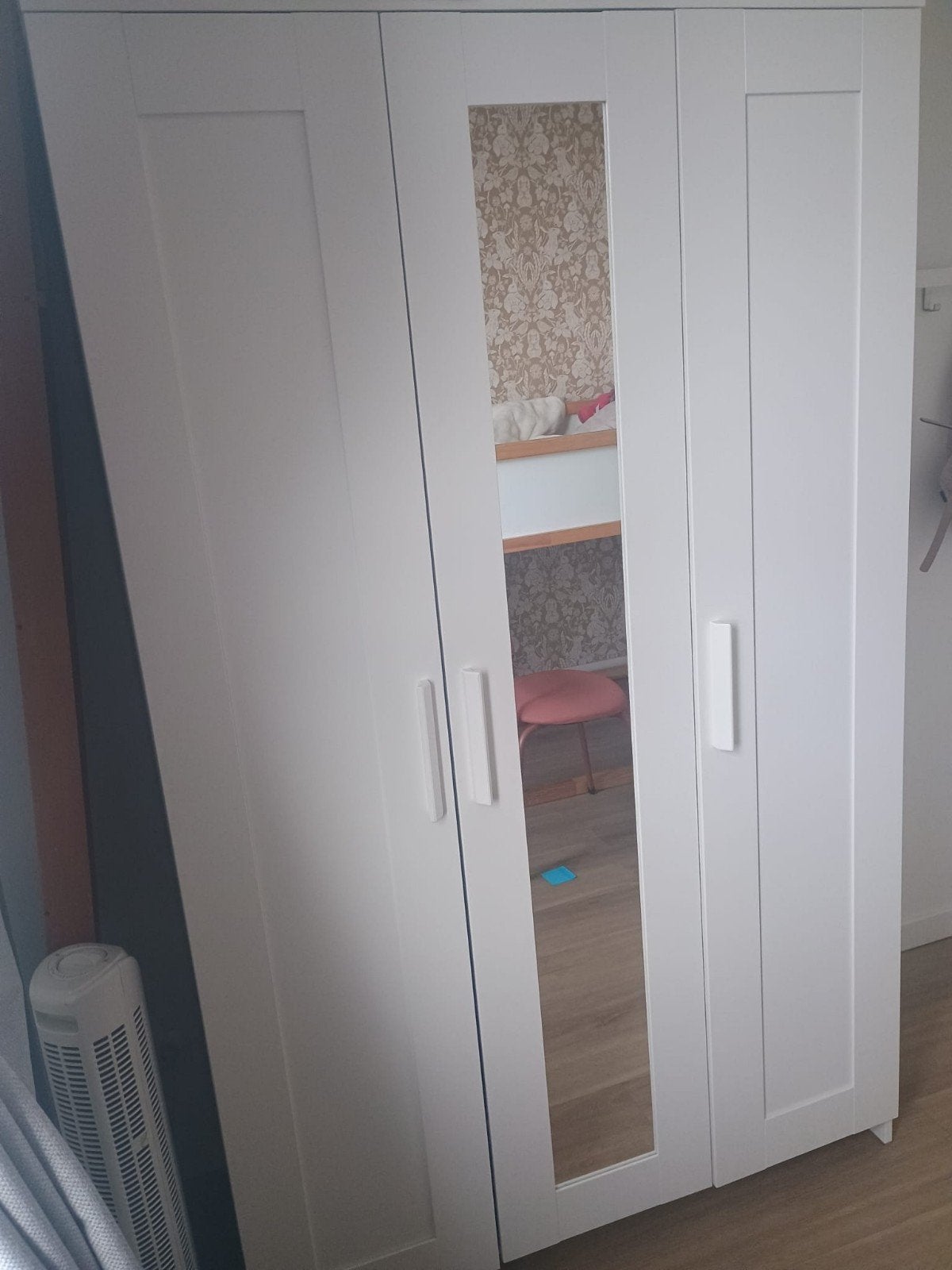 IKEA BRIMNES Kledingkast met spiegeldeur, Ophalen, Met deur(en), Gebruikt, 100 tot 150 cm