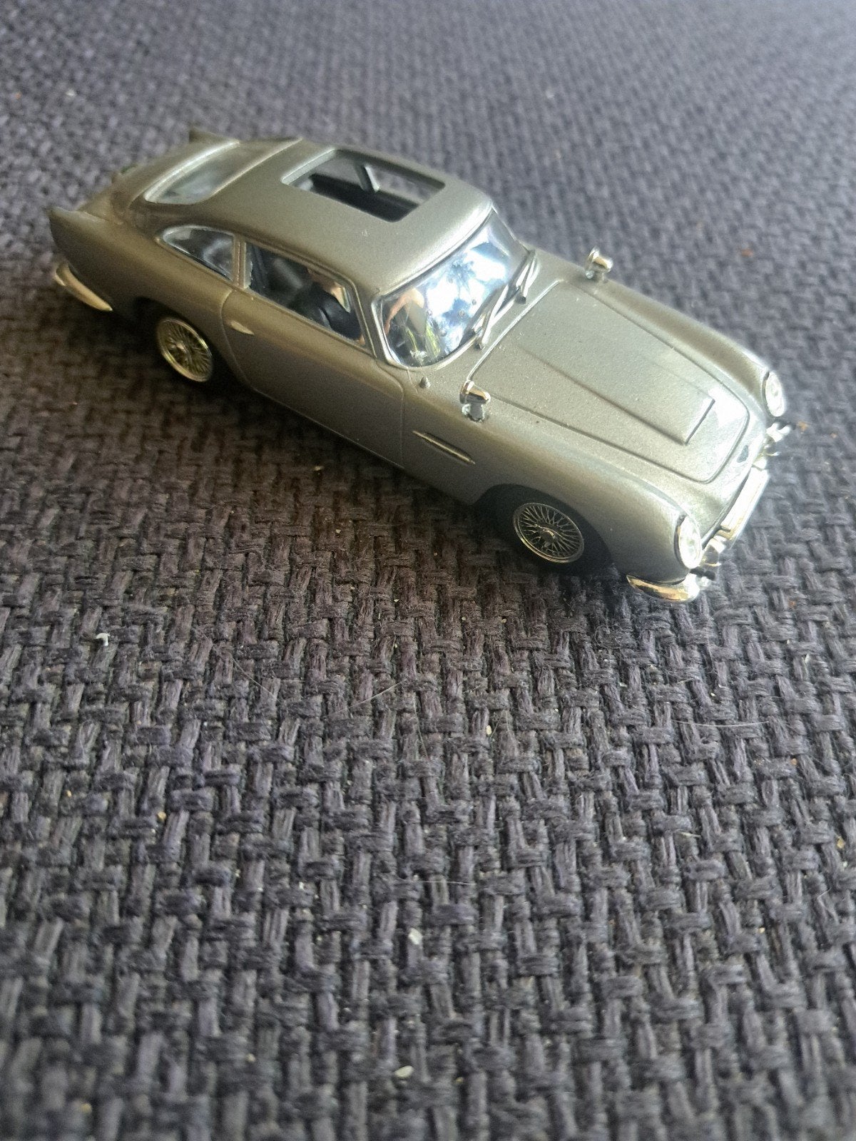 Austin martin db 5 James bond "goldfinger", Hobby en Vrije tijd, Modelauto's | Overige schalen, Gebruikt, Auto, N.b, Ophalen of Verzenden