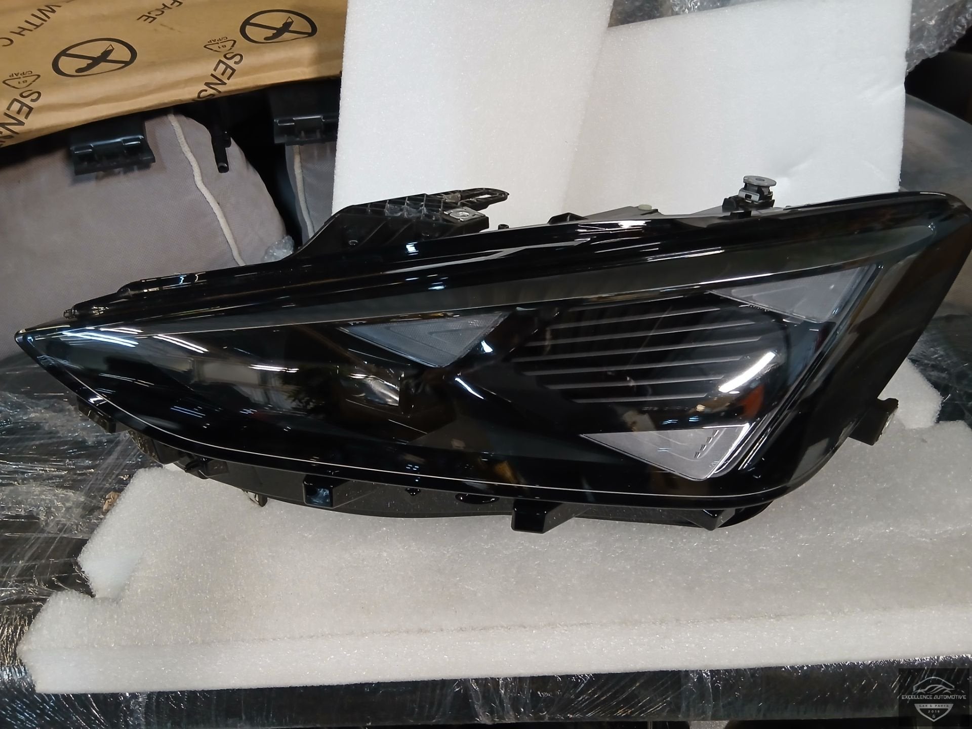 Cupra Formentor Facelift Vol LED Koplamp Links 5FJ941007J, Gebruikt, Autovia A-2, Km 585 585
08760  Martorell, ES, Ophalen of Verzenden