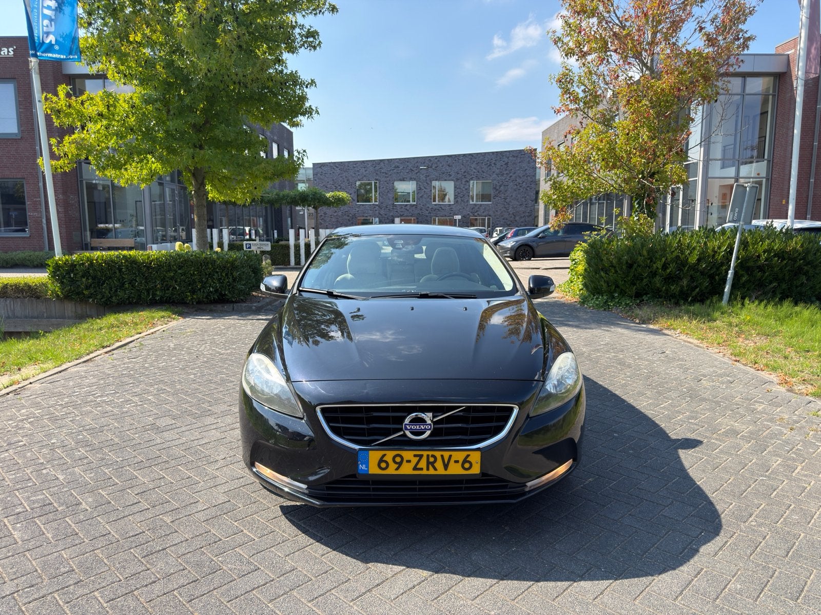 Volvo V40 1.6 T3 150PK 2013 Zwart ,Pano ,Nieuwe APK!, Voorwielaandrijving, 1596 cc, 4 cilinders, Zwart