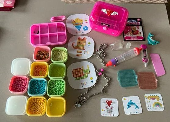 Mineez spulletjes soort aquabeads met doos, Ophalen of Verzenden, Zo goed als nieuw