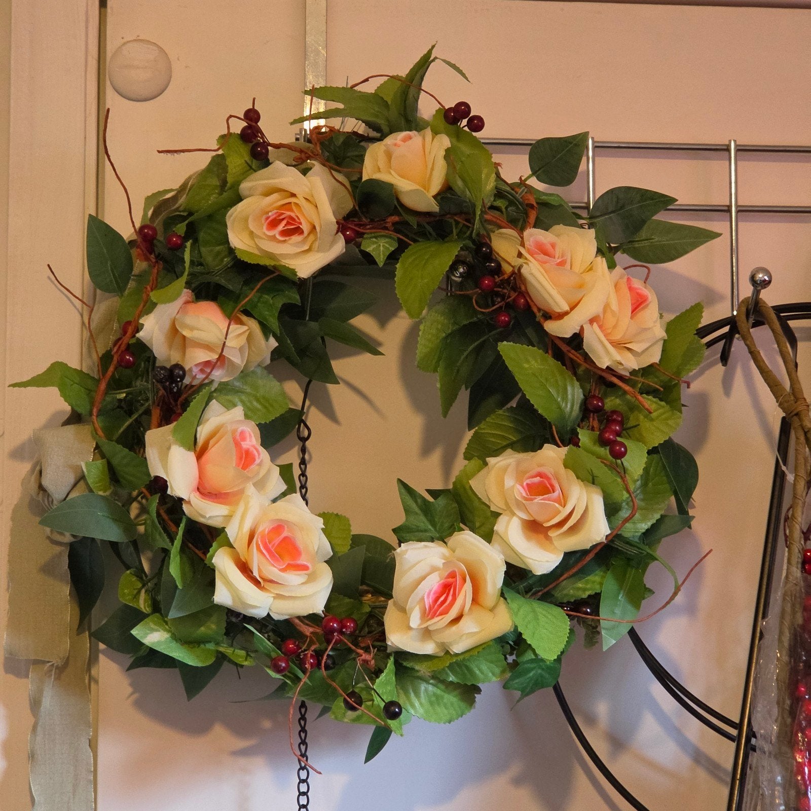 Zomerse Krans met Rozen en Bessen - Kunstbloemen Decoratie, Huis en Inrichting, Woonaccessoires | Kransen, Ophalen of Verzenden