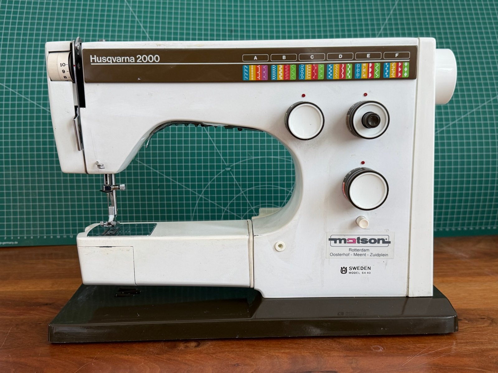 Husqvarna 2000 6440 Naaimachine met kap, geschikt voor leer, Hobby en Vrije tijd, Ophalen, Gebruikt, Naaimachine, Husqvarna