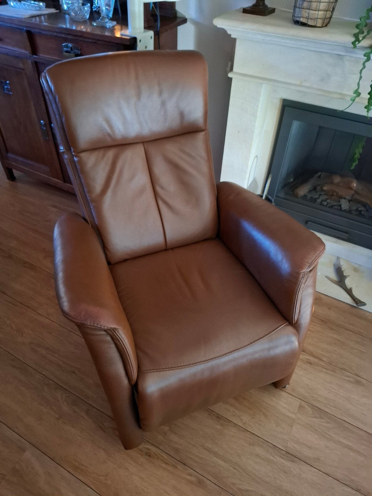 Bruine leren relaxfauteuil met elektrische bediening, Ophalen, Modern, Comfortabel, Zo goed als nieuw, 75 tot 100 cm