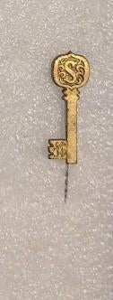 holmetaal speld sleutel met letter S, Verzamelen, Speldjes, Pins en Buttons, Ophalen of Verzenden, Gebruikt, Overige onderwerpen