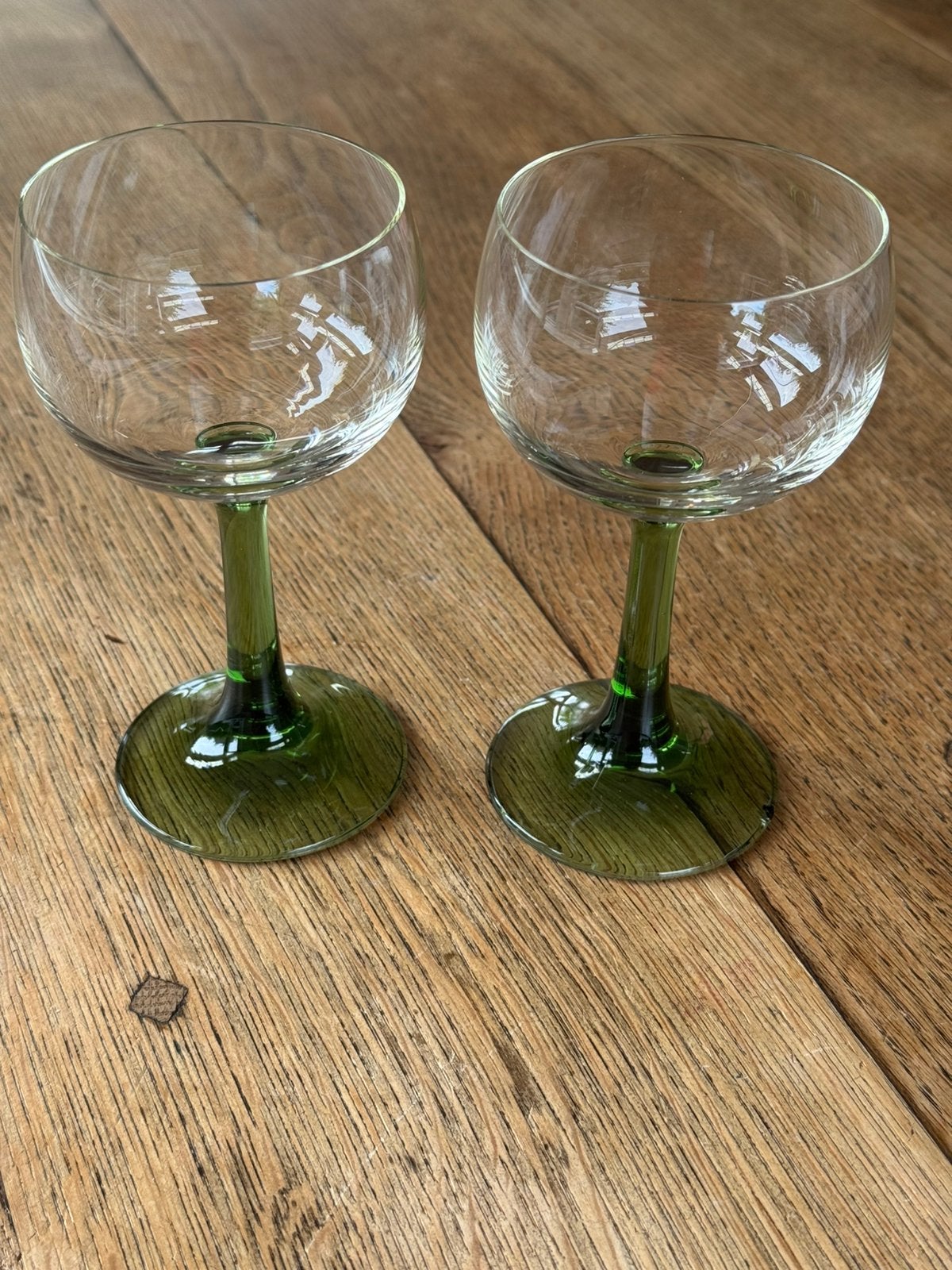 Twee vintage Elzas wijnglazen met groene steel (Luminarc?), Ophalen of Verzenden, Gebruikt, Overige typen