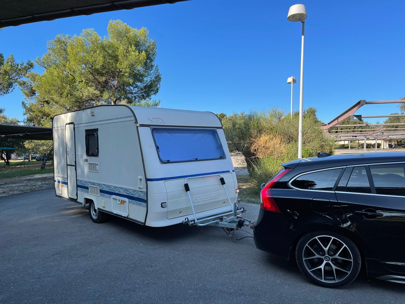 Adria Caravan 1996, staat in Istrie/Kroatie incl. interieur, Omvormbare zithoek, Treinzit, 750 - 1000 kg, Particulier