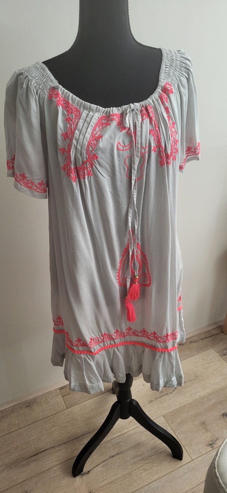 Leuke nieuwe grijze blouse met roze borduursels, Ophalen of Verzenden, Nieuw, Grijs