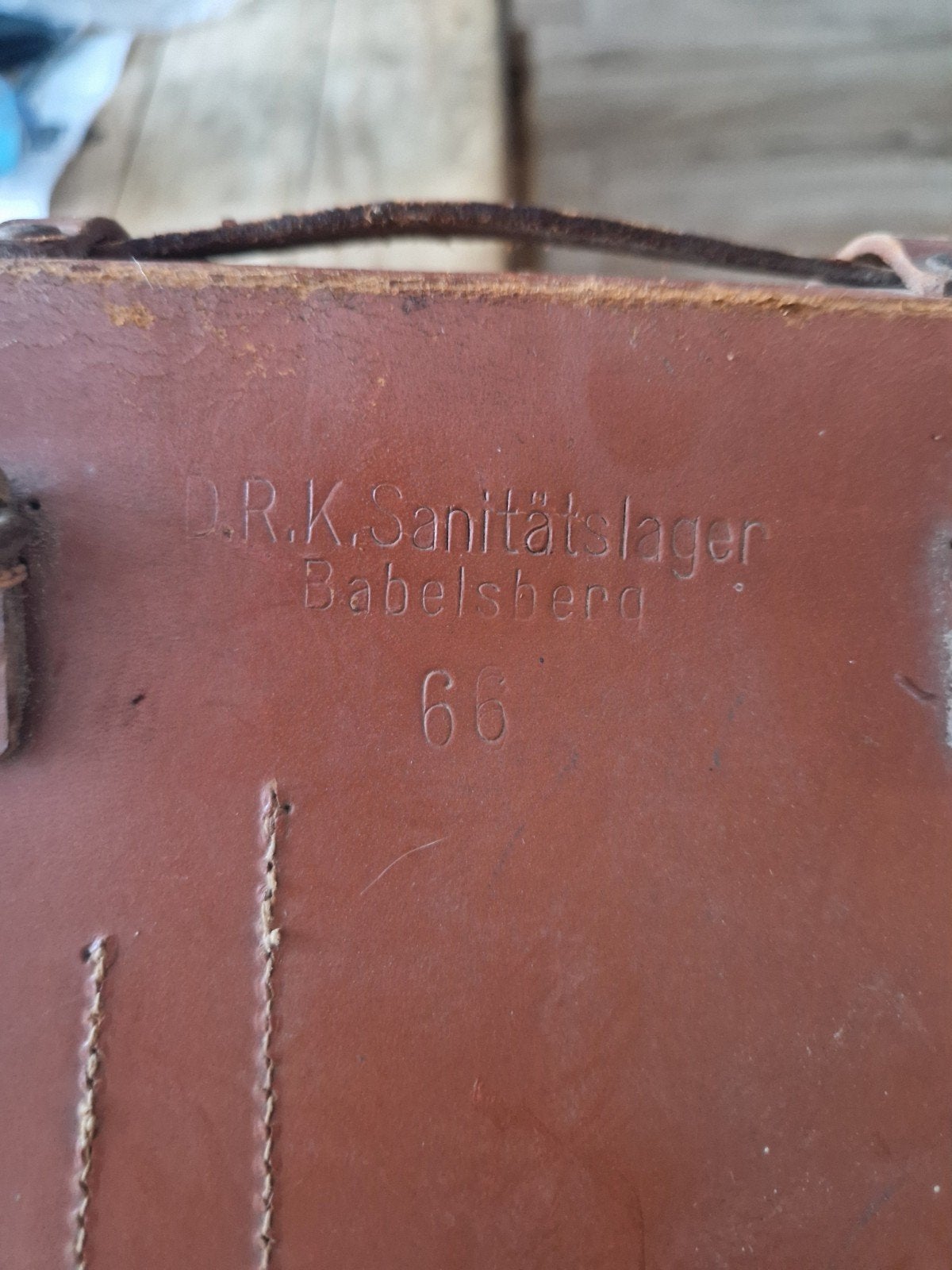 Vintage DRK Sanitätslager Babelsberg lederen etui, Verzamelen, Militaria | Algemeen, Ophalen of Verzenden, Landmacht, Duitsland