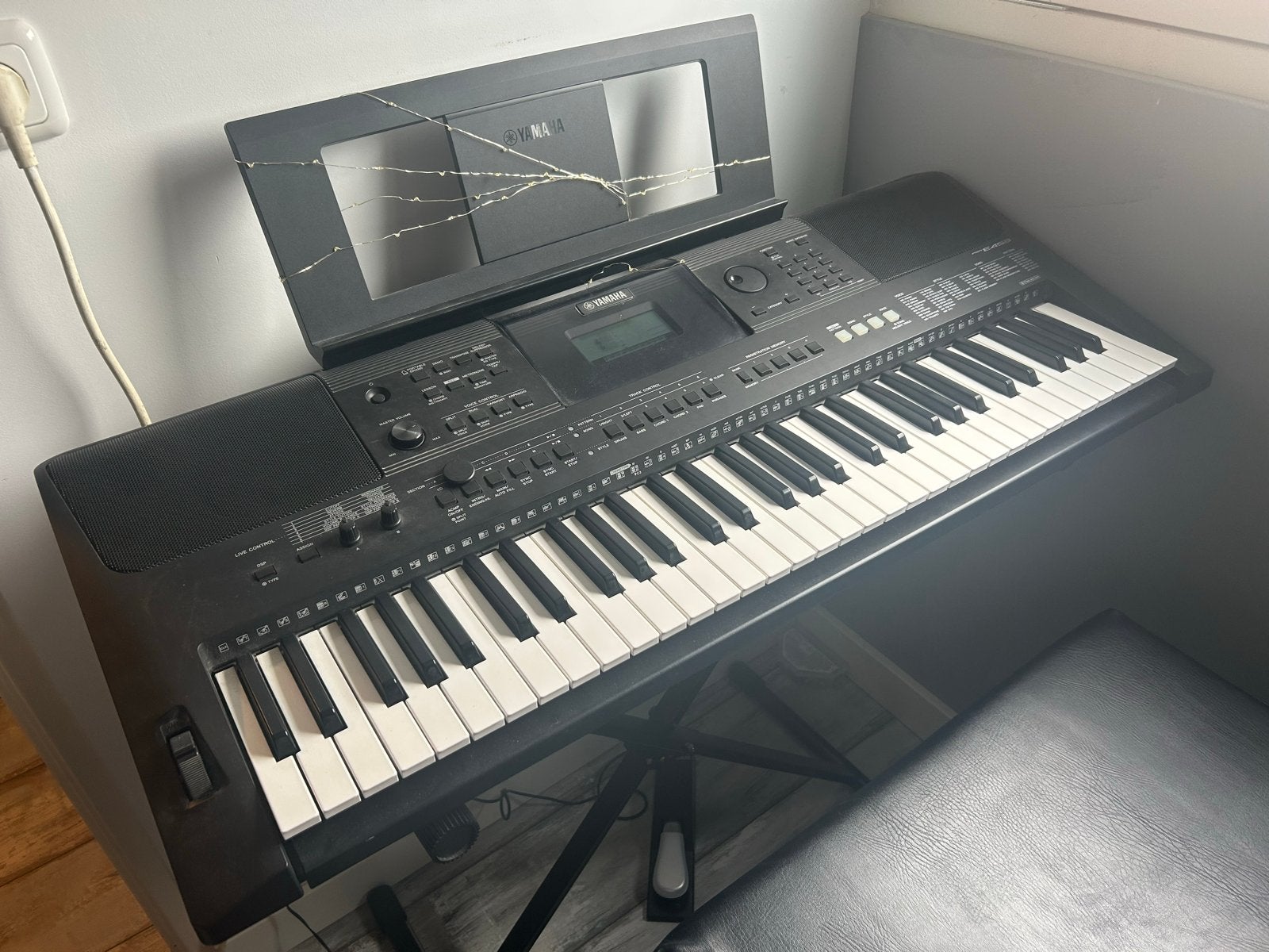 Yamaha PSR-E453 Keyboard met standaard en kruk, Muziek en Instrumenten, Ophalen, 61 toetsen, Yamaha, Zo goed als nieuw