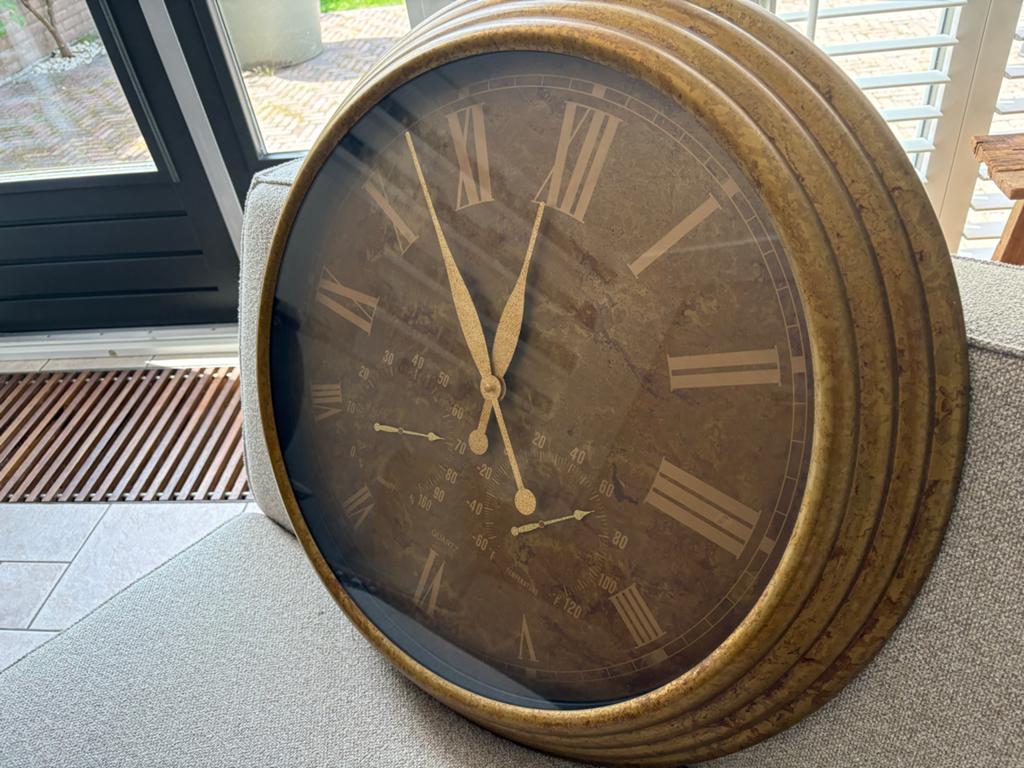 Grote wandklok met thermometer en hygrometer, Ophalen
