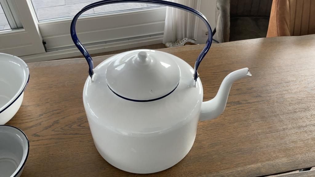 Emaille witte ketel met blauw randje, Ophalen