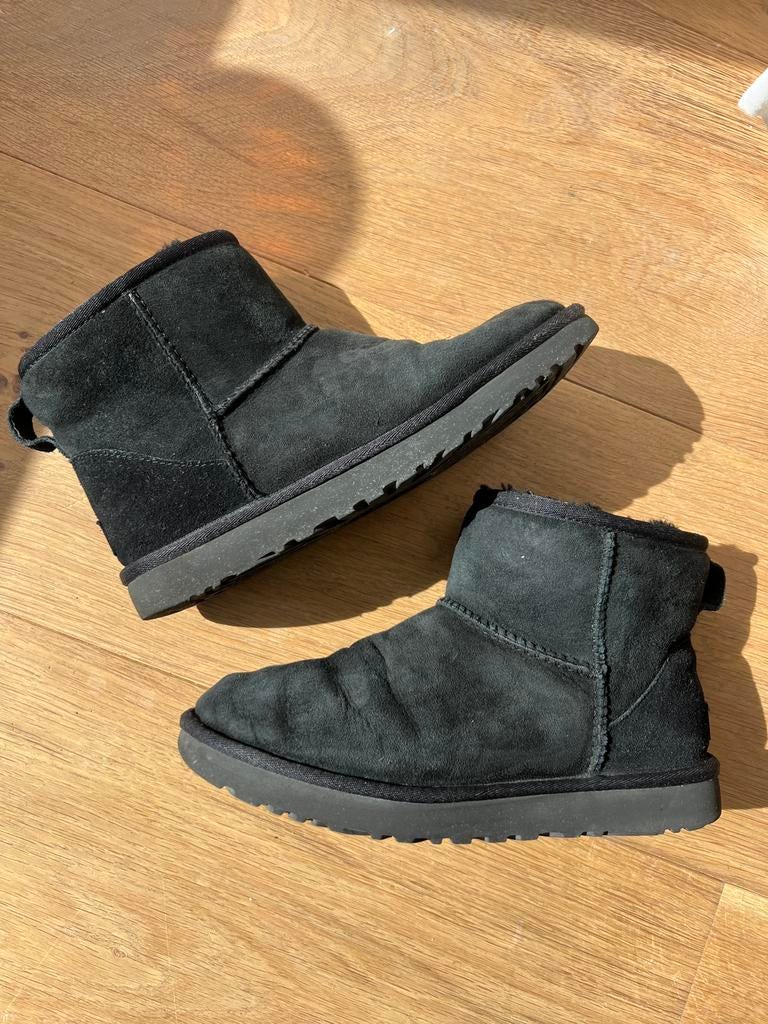 UGG Classic mini  – Maat 38 – Zwart – In prima conditie!, Zwart, Lage of Enkellaarzen, Ophalen of Verzenden, Gedragen