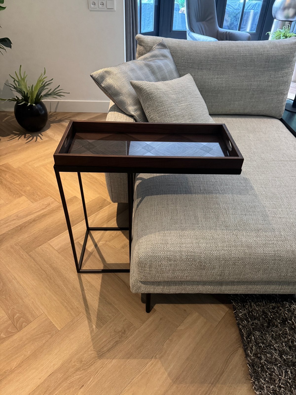 Ethnicraft bijzettafel zwart staal + dienblad 68x70 x33, Ophalen, Nieuw, 55 tot 75 cm, 60 cm of meer