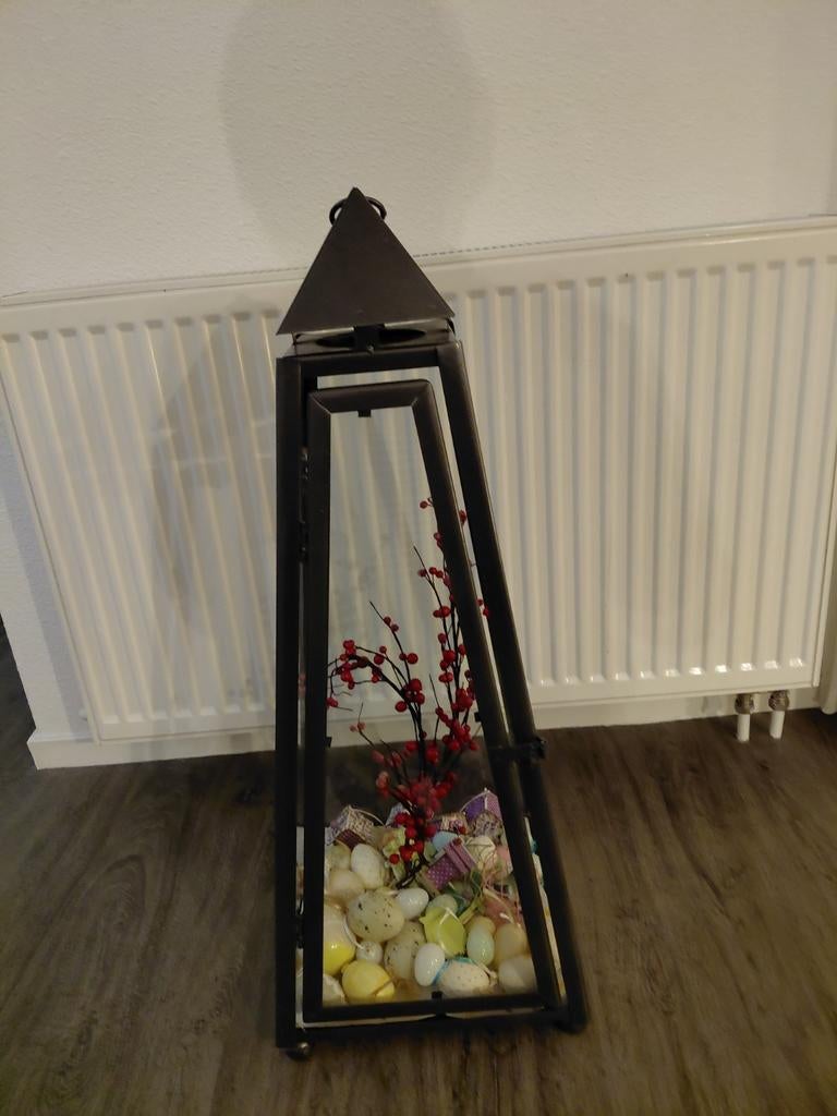 Lantaarn met paasdecoratie, Ophalen