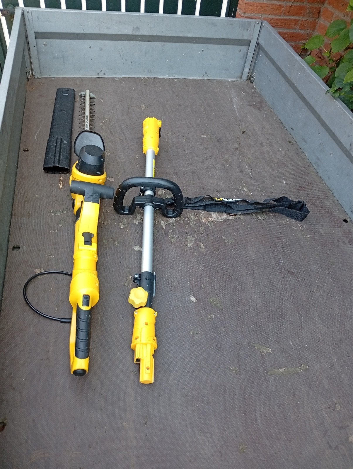 heggenschaar met verlengbare steel, Ophalen, Zo goed als nieuw, Elektrisch
