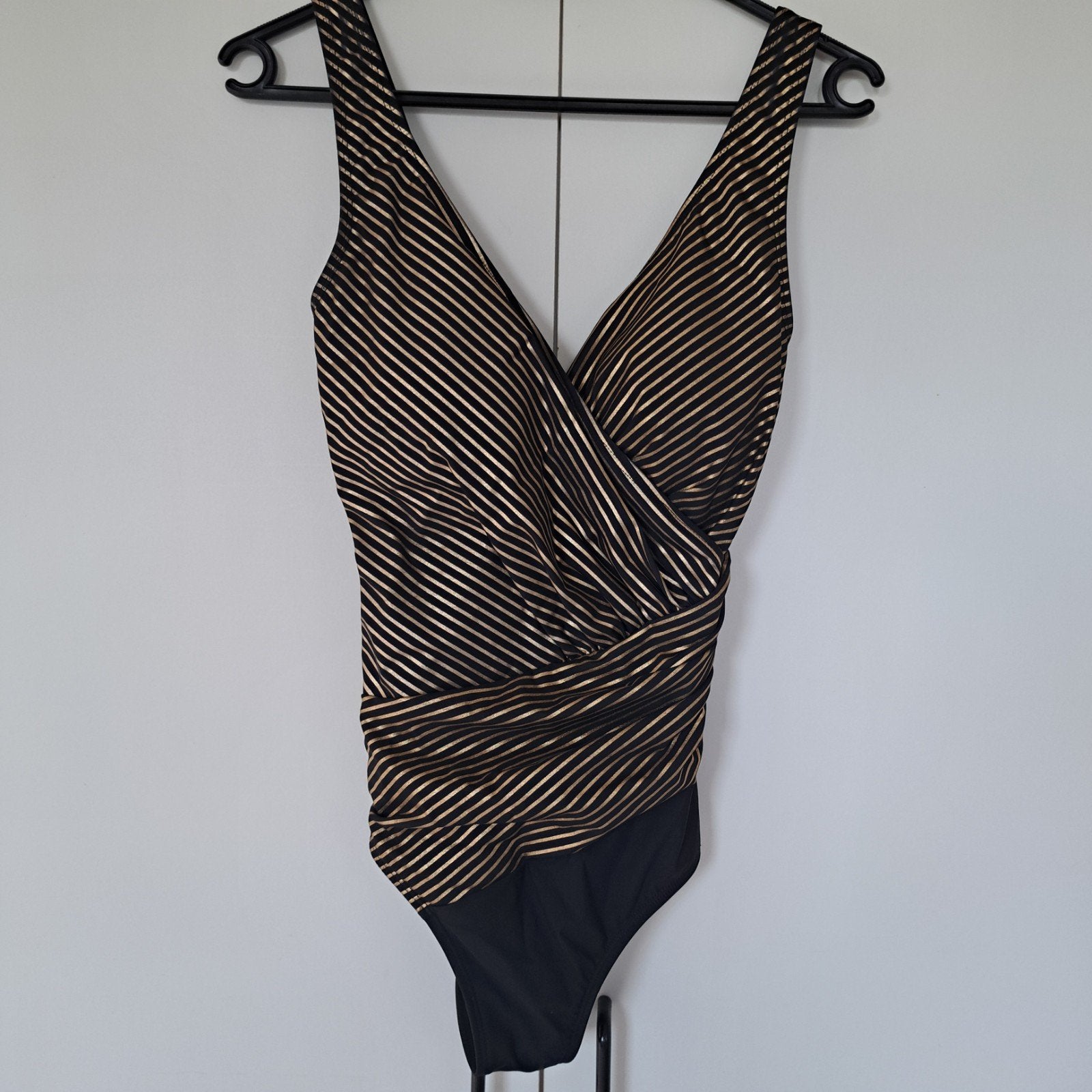 Nieuw badpak zwart met goud gestreept. maat 38, Zwart, Nieuw, Badpak, Ophalen of Verzenden