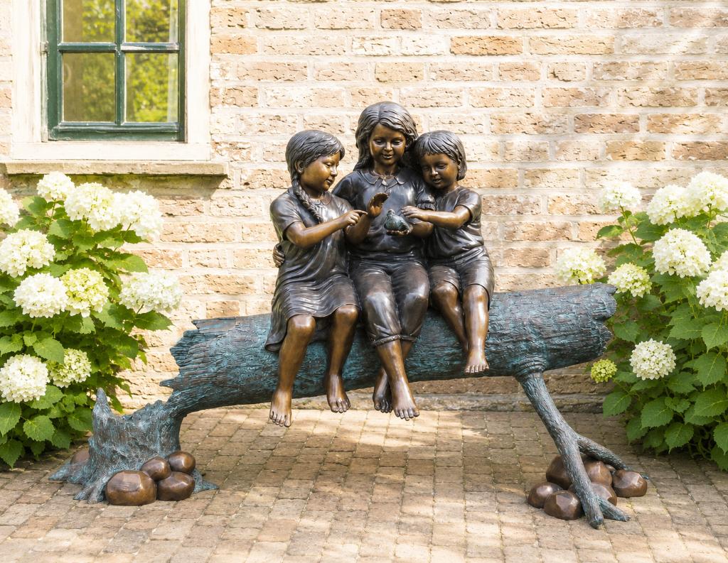 brons/ 3 kinderen op boomstam / TUINBEELD, Ophalen, Nieuw, Peize, Info@huisentuindecoratiemarie.nl
