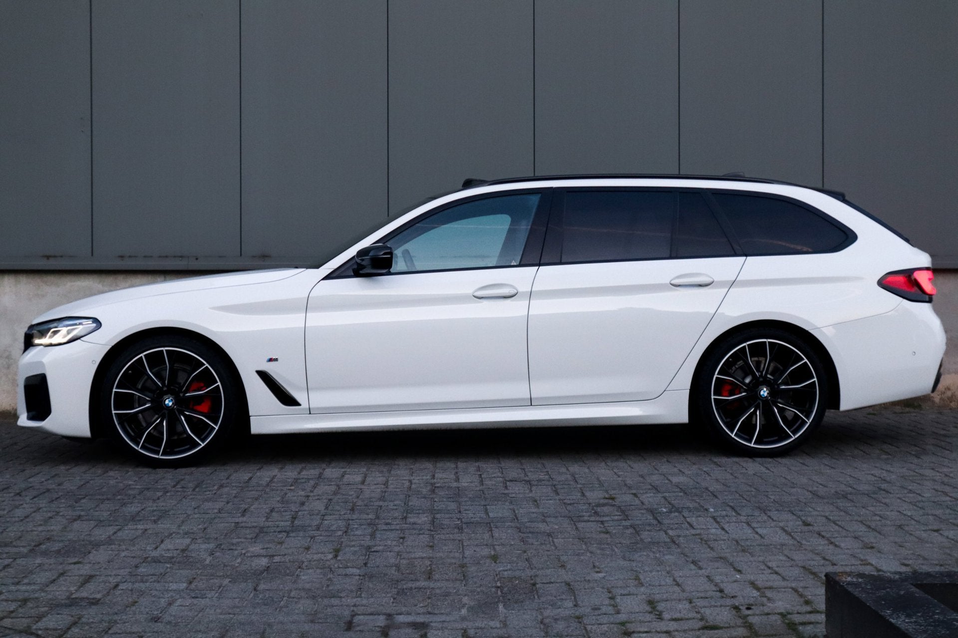 BMW 5-serie Touring 520i High Executive M-Sport/Panorama/Lee, Auto's, BMW, Automaat, 1998 cc, Achterwielaandrijving, Gebruikt