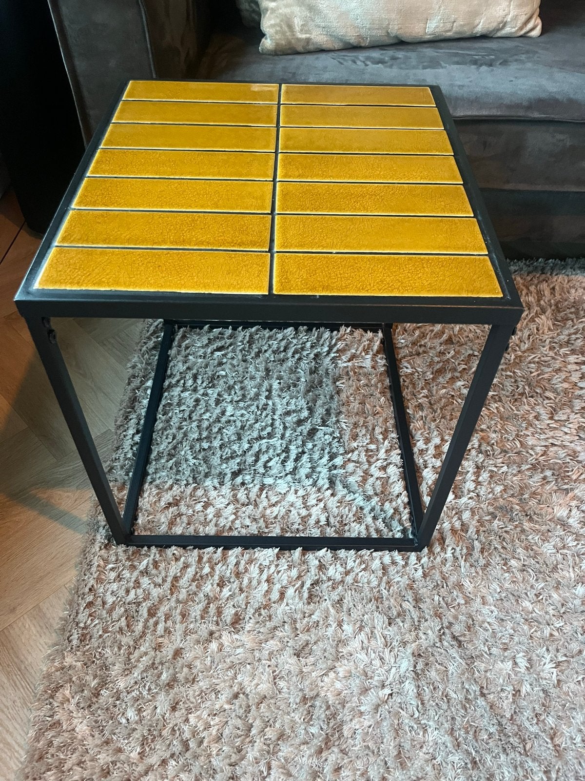 Bijzettafel met gele tegels en zwart metalen frame, Huis en Inrichting, Tafels | Bijzettafels, Ophalen, Minder dan 45 cm, Minder dan 55 cm
