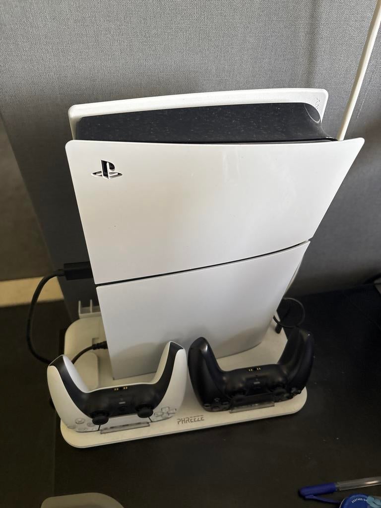 PS5 Digital Edition met 2 controllers en oplaadstation, Ophalen of Verzenden, Zo goed als nieuw, Playstation 5 Digital