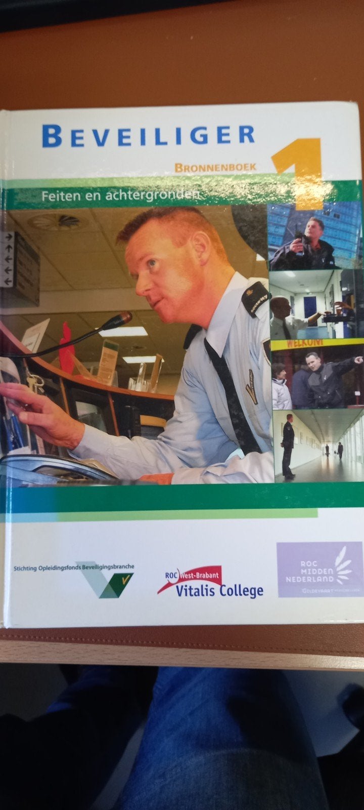 Opleiding Beveiliger ROC - Bronnenboek 1 & 2, Ophalen, Zo goed als nieuw, MBO, Stichting Opleidingsfonds Beveiligingsbranche