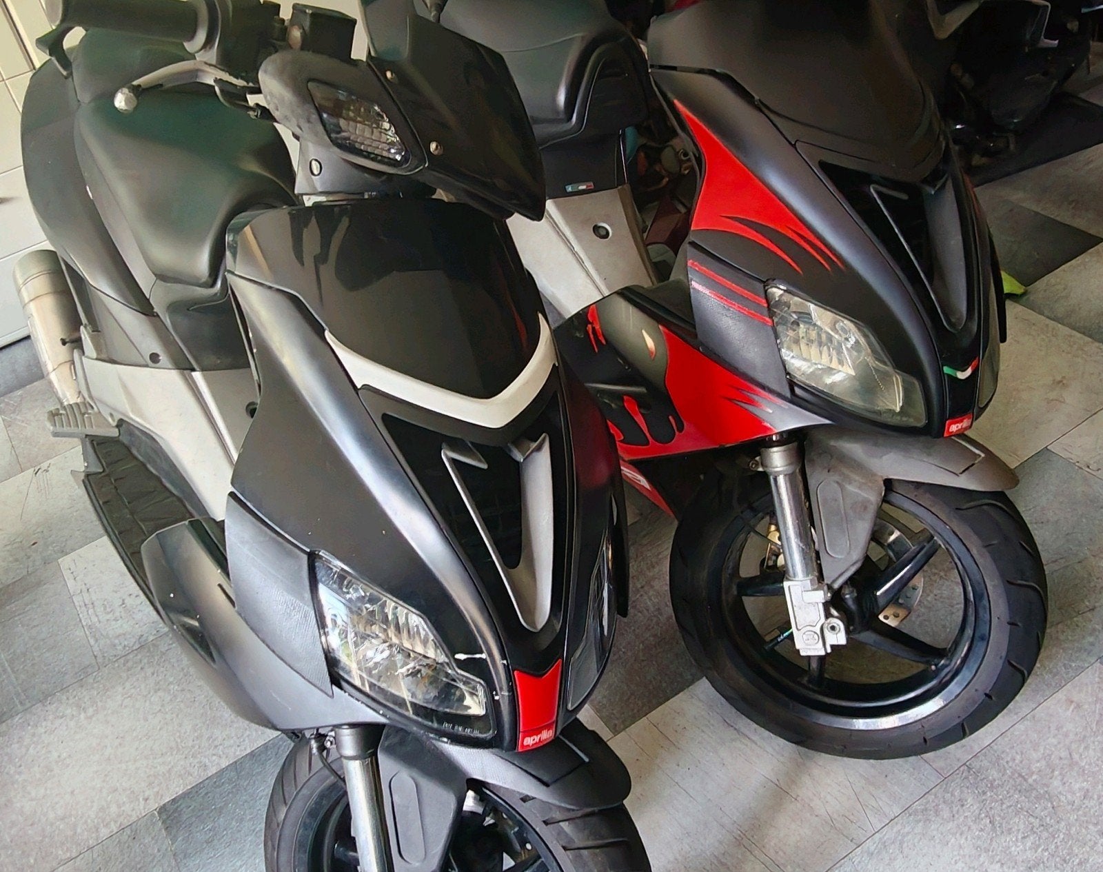 2 x Aprilia SR50 2T Factory, LC, DD, CARB, Zwart, 2005, 2006, Fietsen en Brommers, Ophalen, Tweetakt, Gebruikt, Maximaal 45 km/u