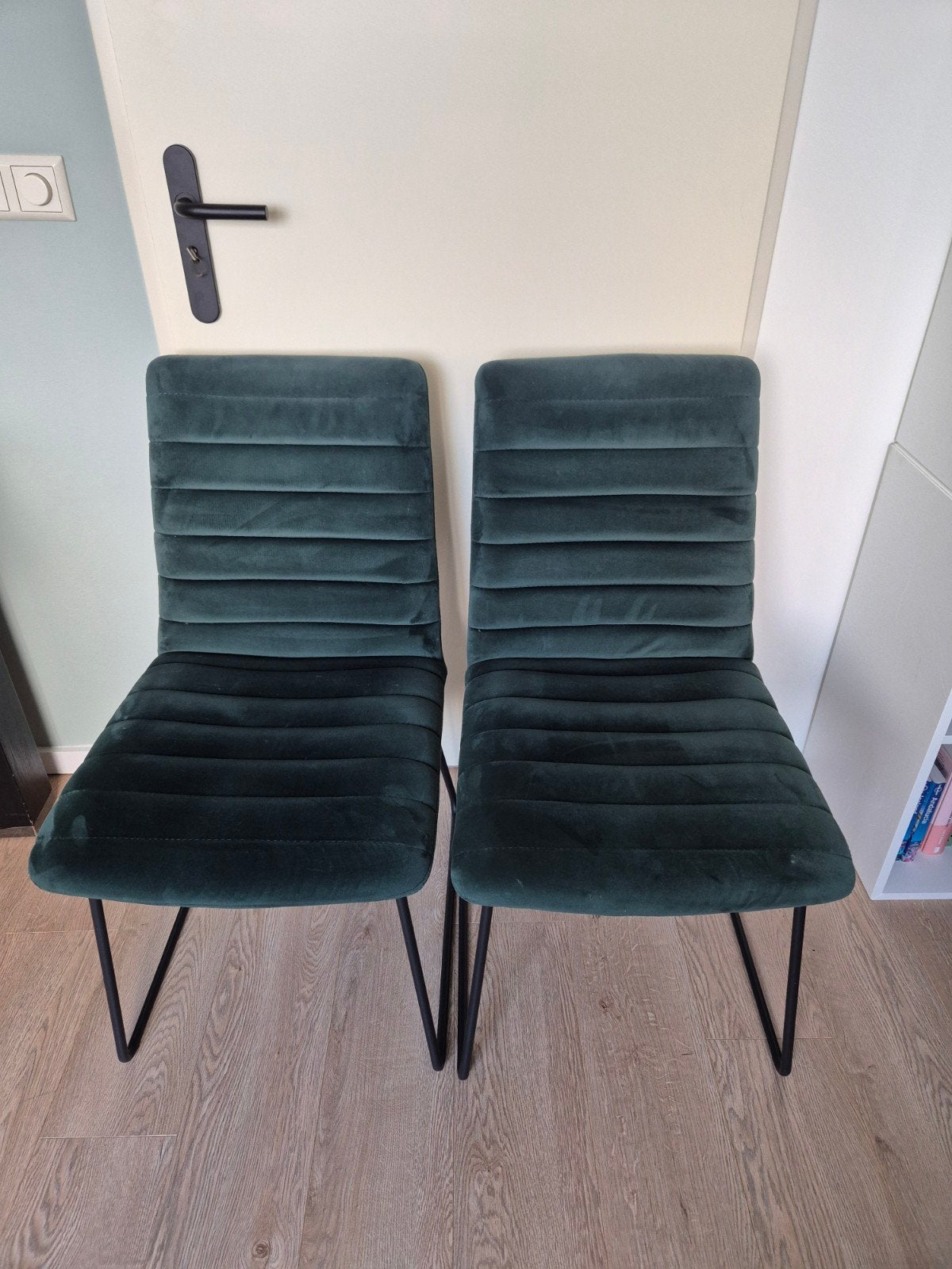 2 velvet groene stoelen Kick Collection, Ophalen of Verzenden, Zo goed als nieuw, Overige kleuren, Twee